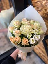 Букет цветов из:  Розы и Лизиантусы в Куртамыше
