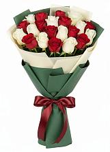 Букет Микс из красных и белых роз в Куртамыше