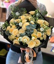 Букет птица счастья в Куртамыше Букет цветов из: Розы и Лизиантусы в Куртамыше