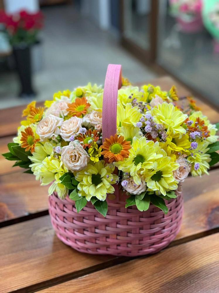 Цветочная композиция из Хризантемы и Розы в корзине в Куртамыше