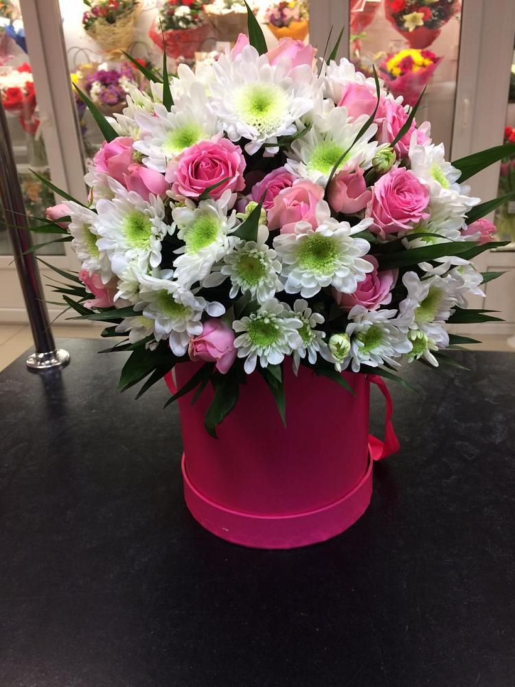 Цветочная композиция из Розы и Хризантемы в шляпной коробке в Куртамыше