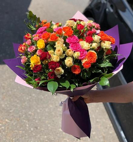 Букет Микс из разноцветных кустовых роз в Куртамыше