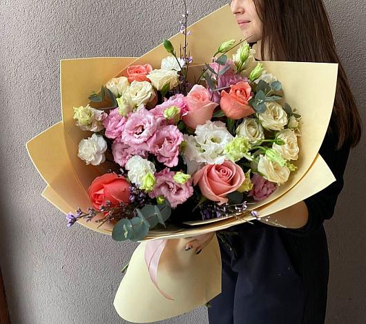 Букет цветов из: Розы, Лизиантусы и Гвоздики в Куртамыше
